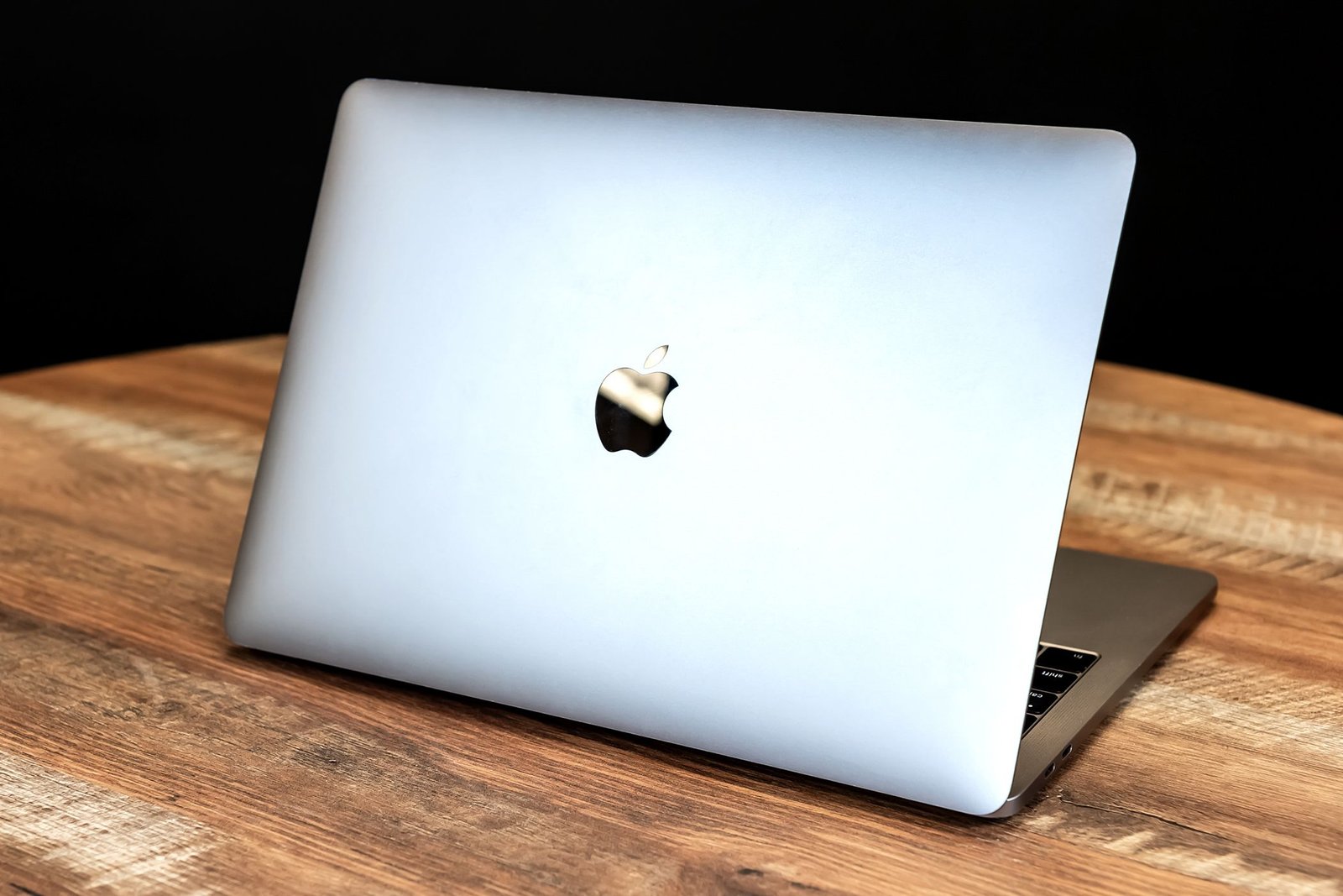 L'arrière d'un MacBook Pro.