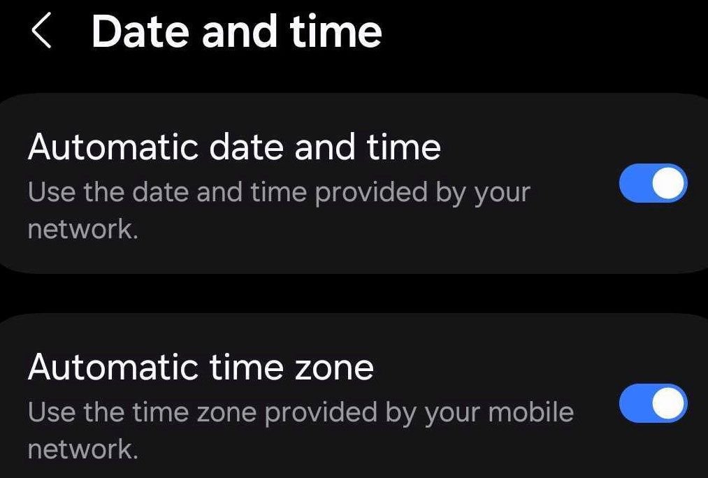 Activation des paramètres automatiques de date, d'heure et de fuseau horaire sur Android.