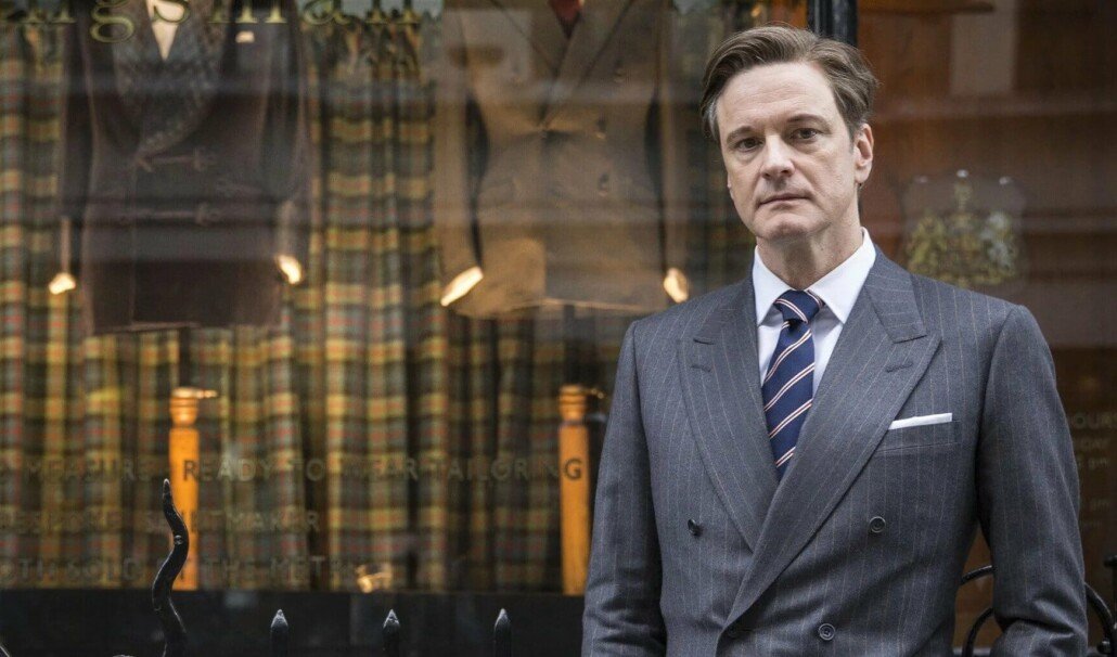Colin Firth dans Kingsman portant un costume britannique classique de DB avec des épaules rembourrées