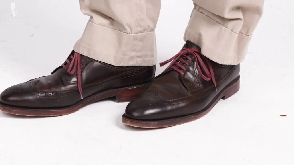 Une cassure fait référence à la mesure dans laquelle le tissu au bas de la jambe de votre pantalon se pliera ou se froissera lorsqu'il touchera le haut de vos chaussures.