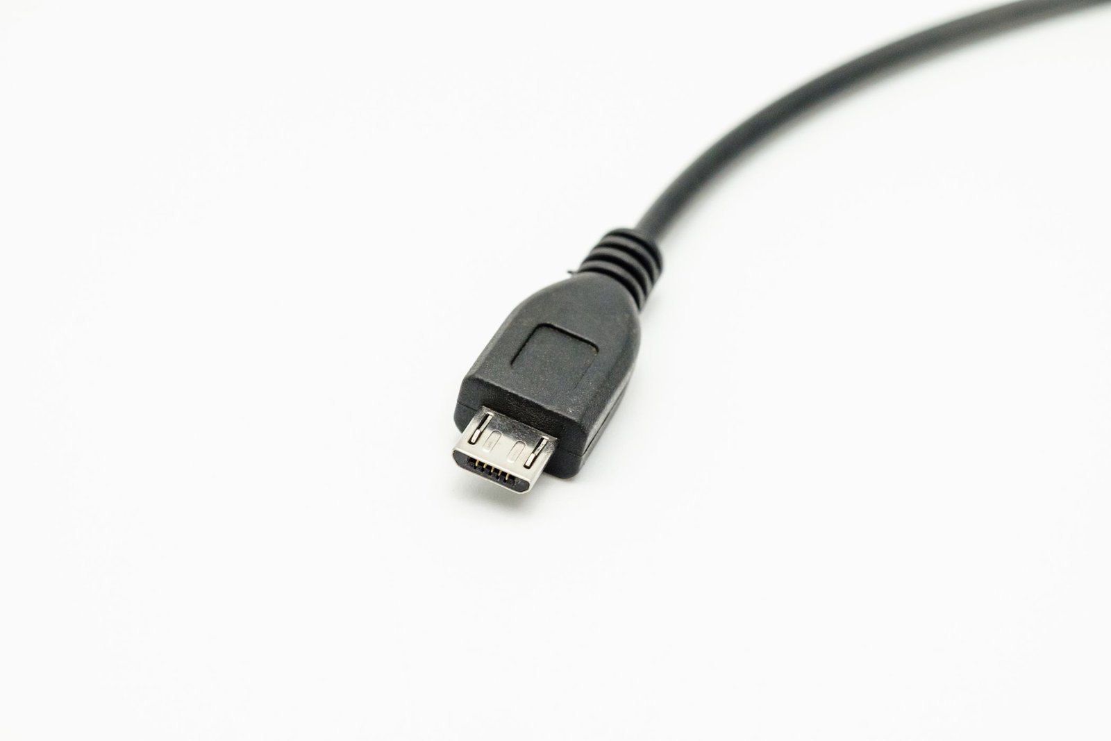 Micro USB sur fond blanc.