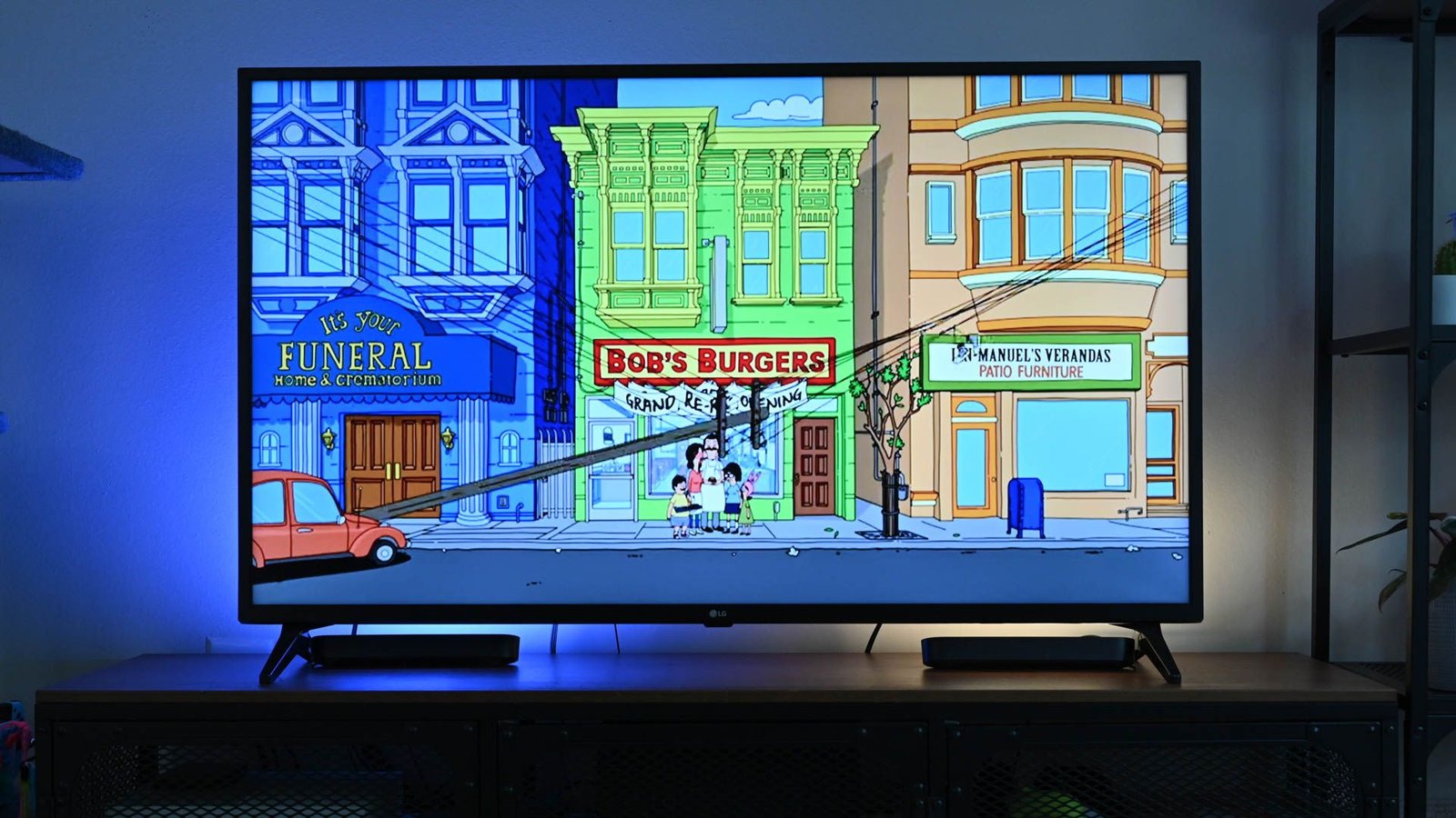 Barres lumineuses Philips Hue Play avec synchronisation des couleurs installées derrière un téléviseur
