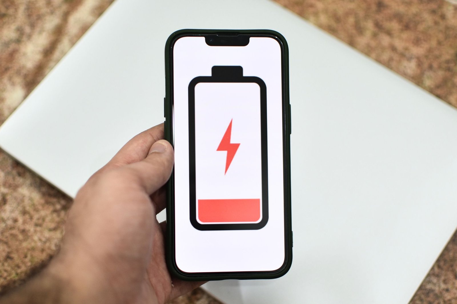 iPhone avec illustration d’une batterie vide sur l’écran.