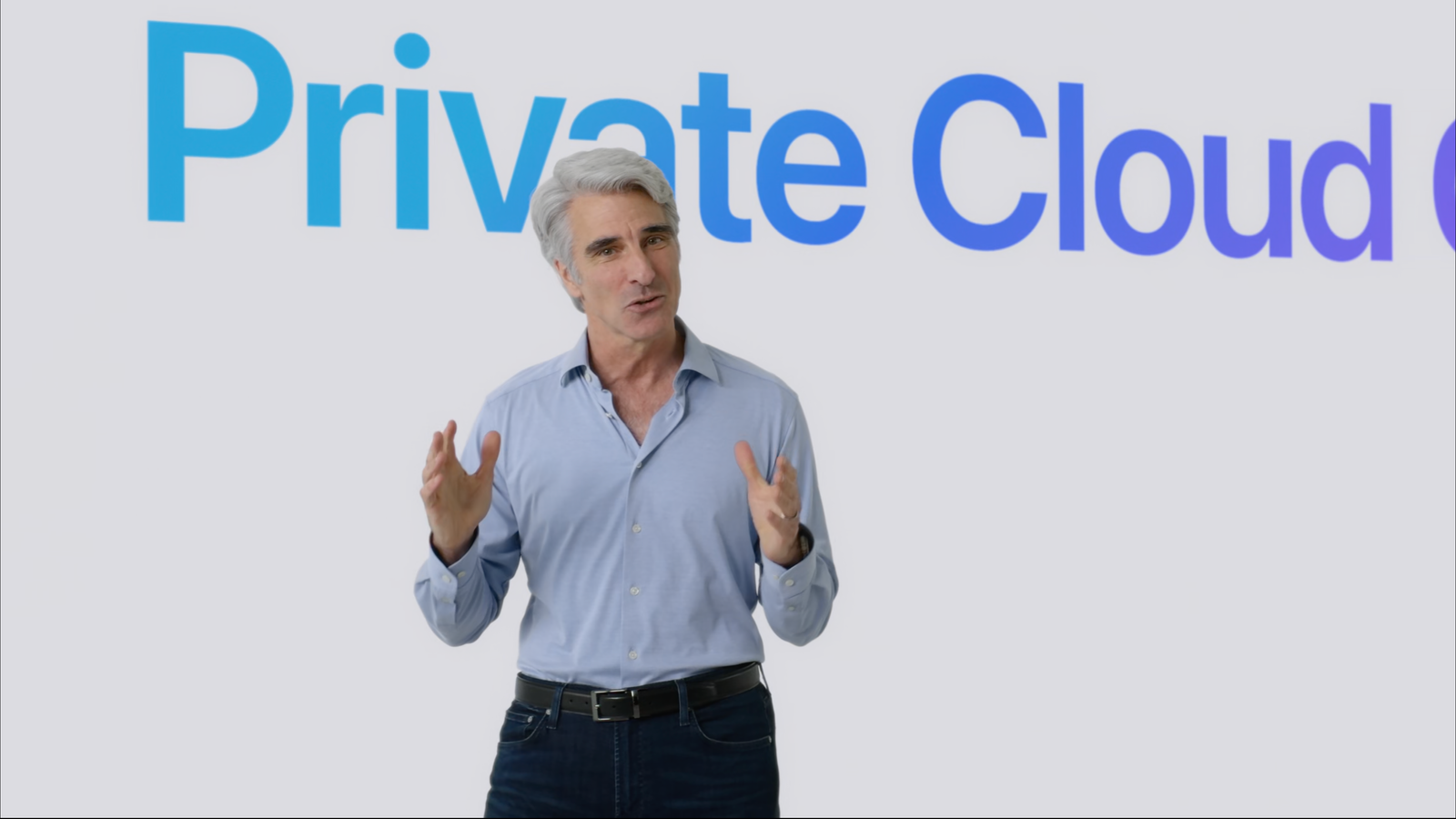 Craig Federighi debout devant les mots "Nuage privé" à la WWDC 2024.