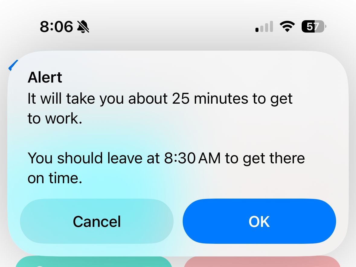 Alerte indiquant le temps de trajet pour se rendre au travail après avoir exécuté un raccourci iPhone.