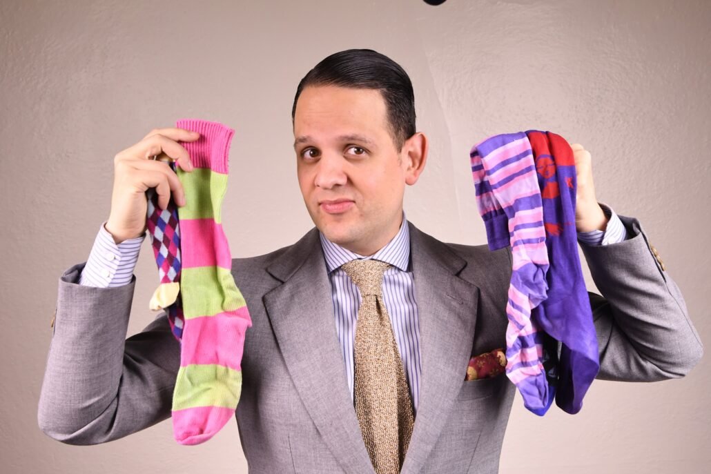Raphaël montre différentes chaussettes amusantes aux motifs variés