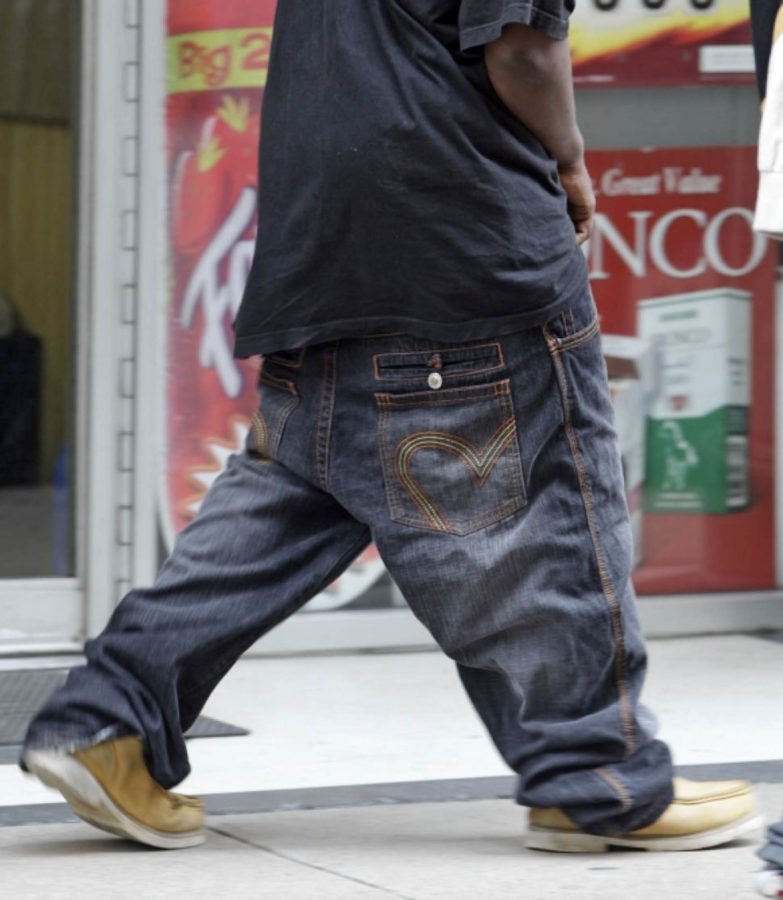 Un homme plus âgé portant des jeans amples et affaissés