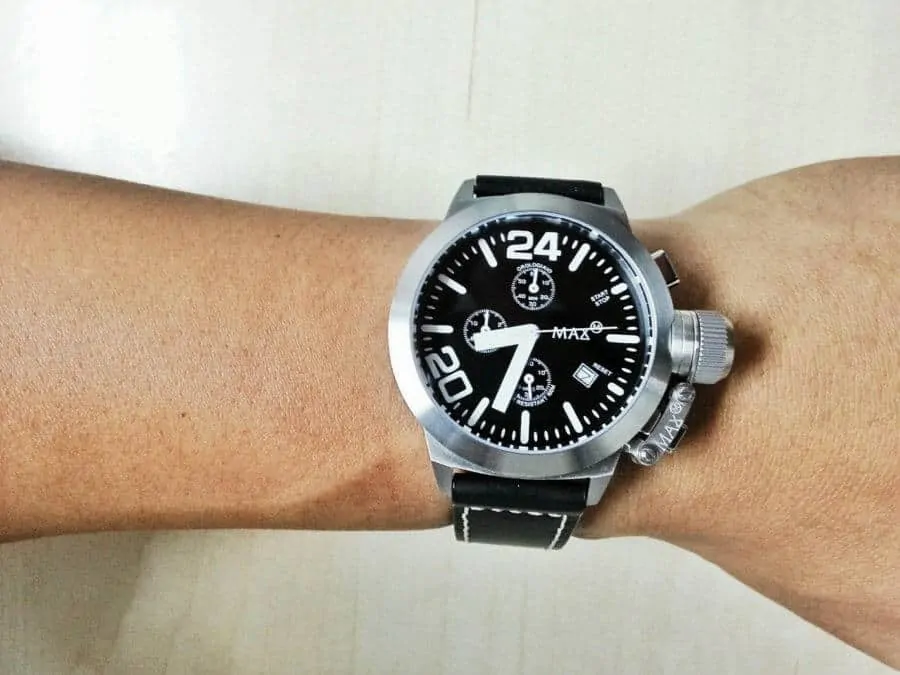 Une grosse montre à un petit poignet n’est jamais attrayante