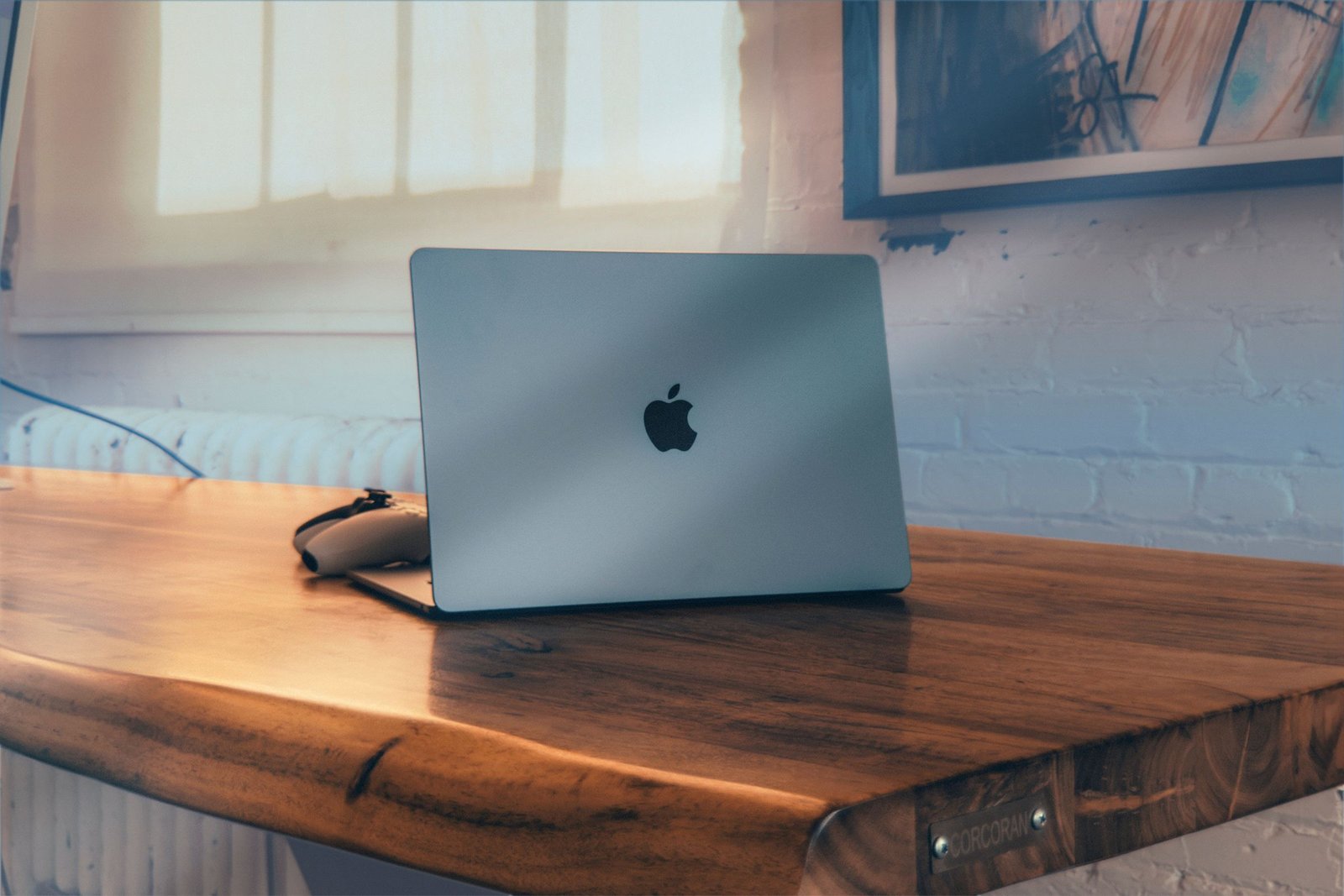 Un MacBook Air sur une table en bois. 
