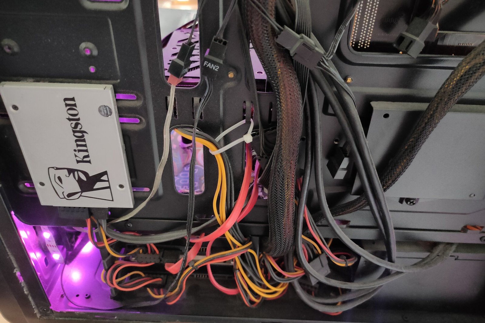 L'intérieur d'un PC avec de nombreux câbles colorés et en désordre.