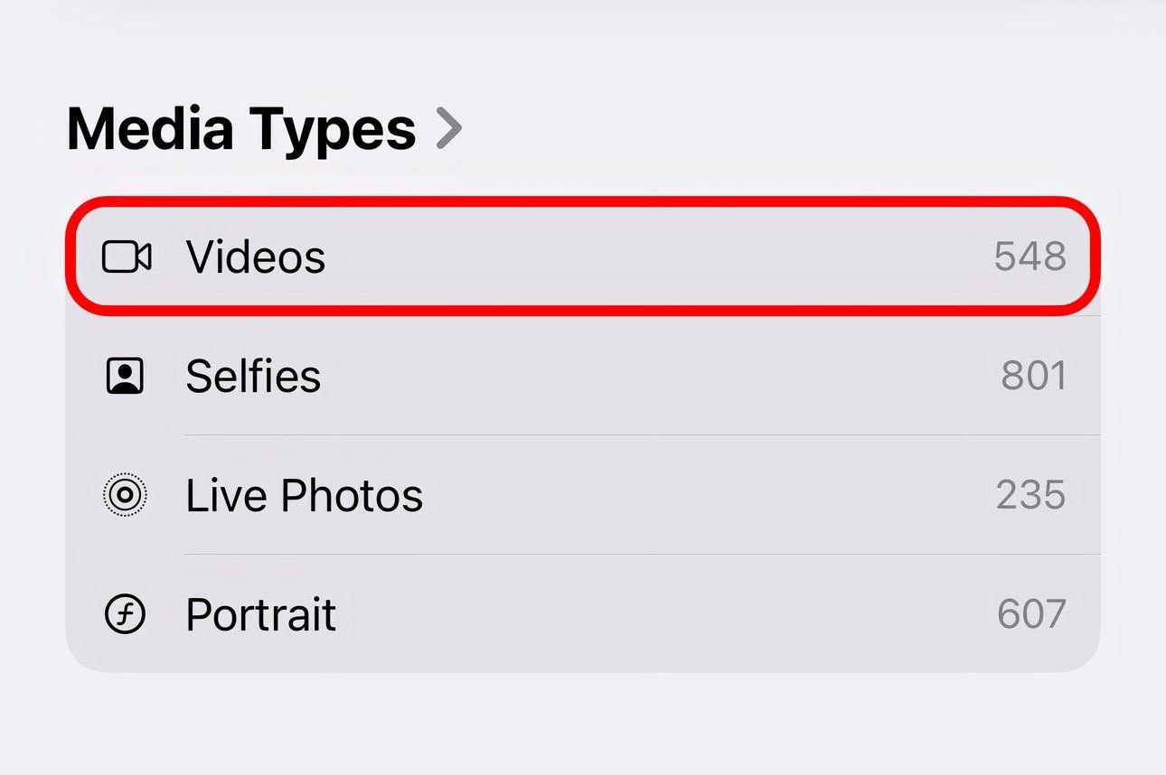 L'application Photos de l'iPhone avec l'option Vidéos annotée dans la section Types de médias.