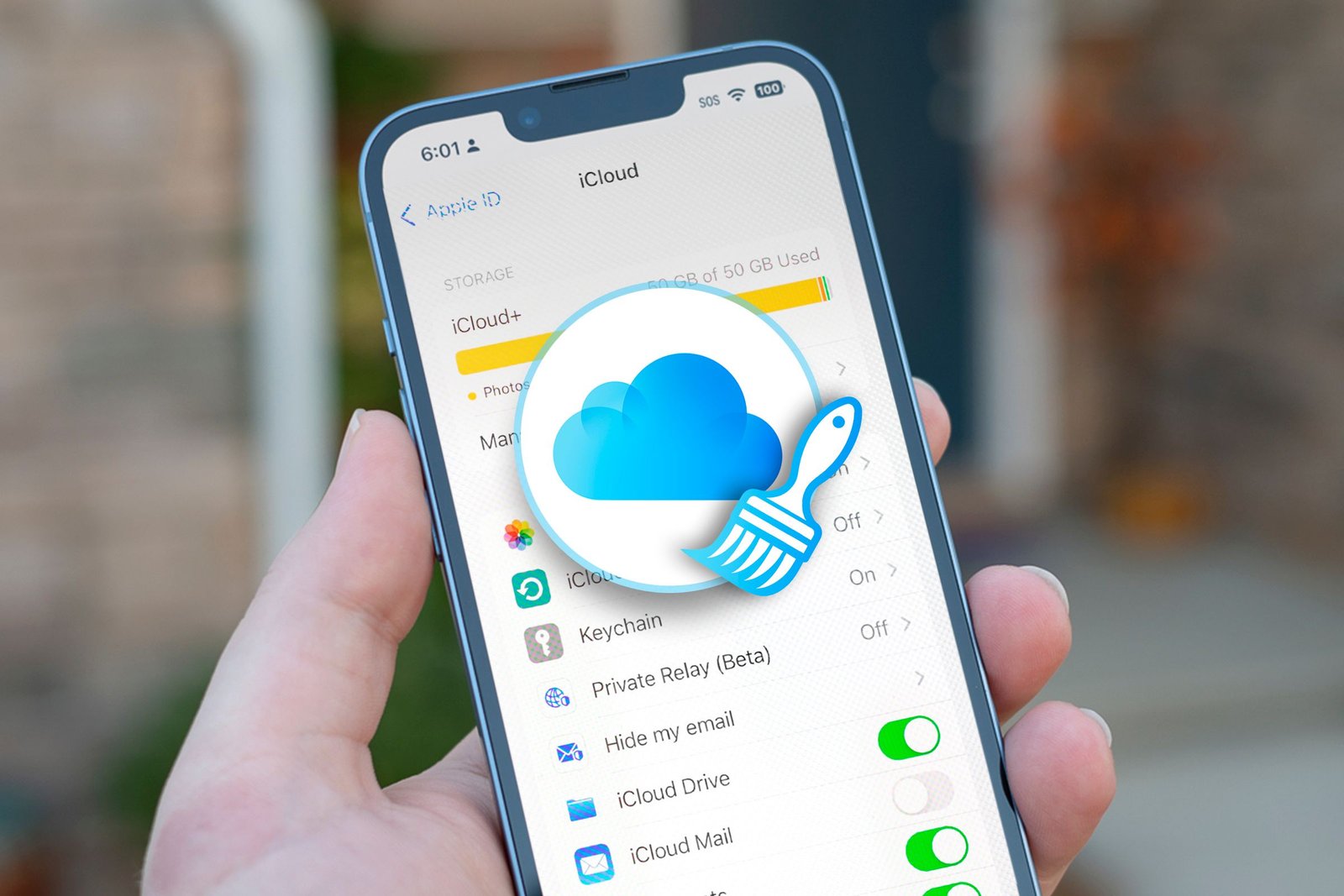 Un iPhone sur l'écran de stockage iCloud avec une icône de nuage au centre et une icône de nettoyage.