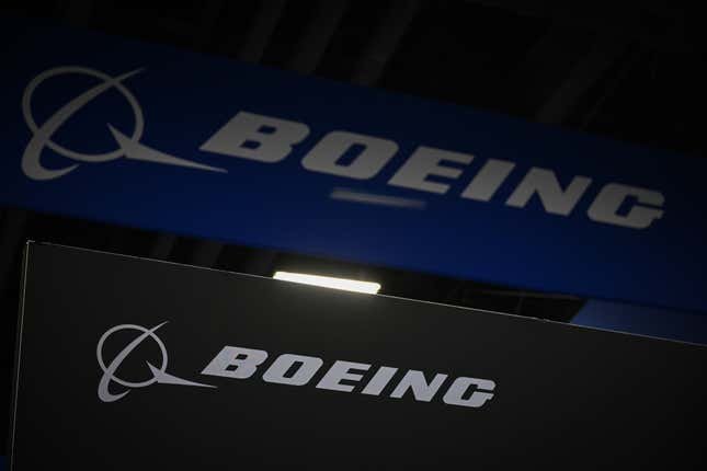 Deux logos de Boeing exposés