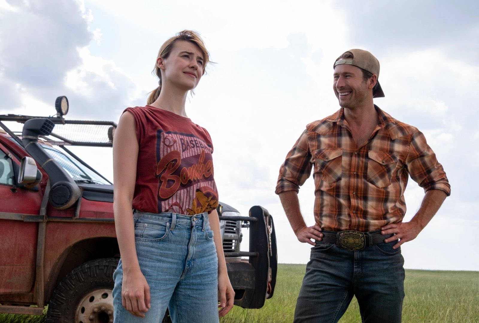 Daisy Edgar-Jones et Glen Powell dans Twisters