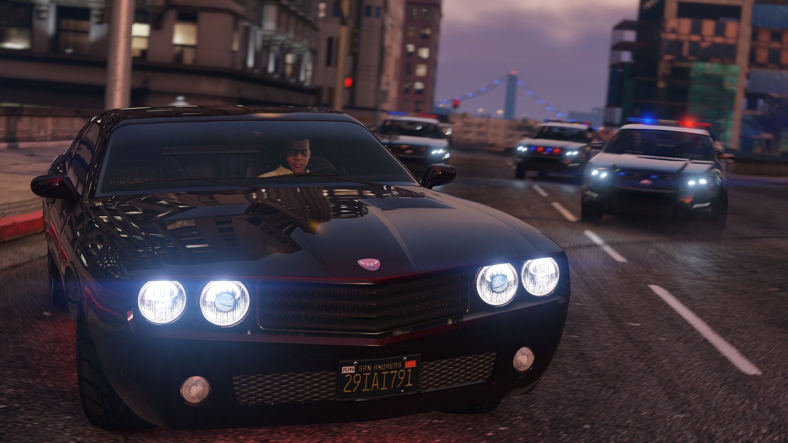 Capture d'écran officielle de GTA V montrant une poursuite en voiture de police
