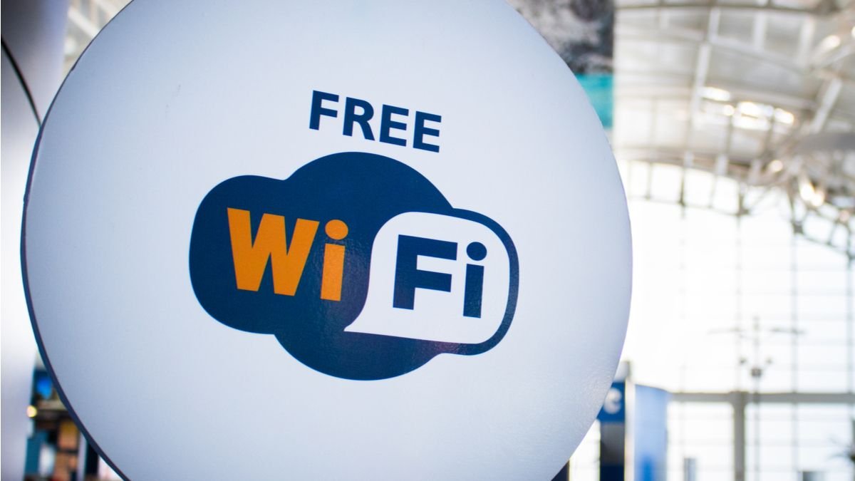 Un panneau dans un aéroport indiquant "Wifi gratuit."