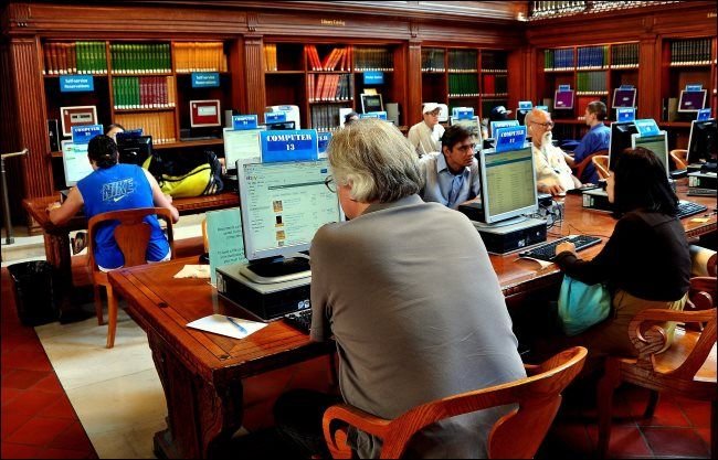 Des personnes utilisant des ordinateurs publics dans une bibliothèque de New York
