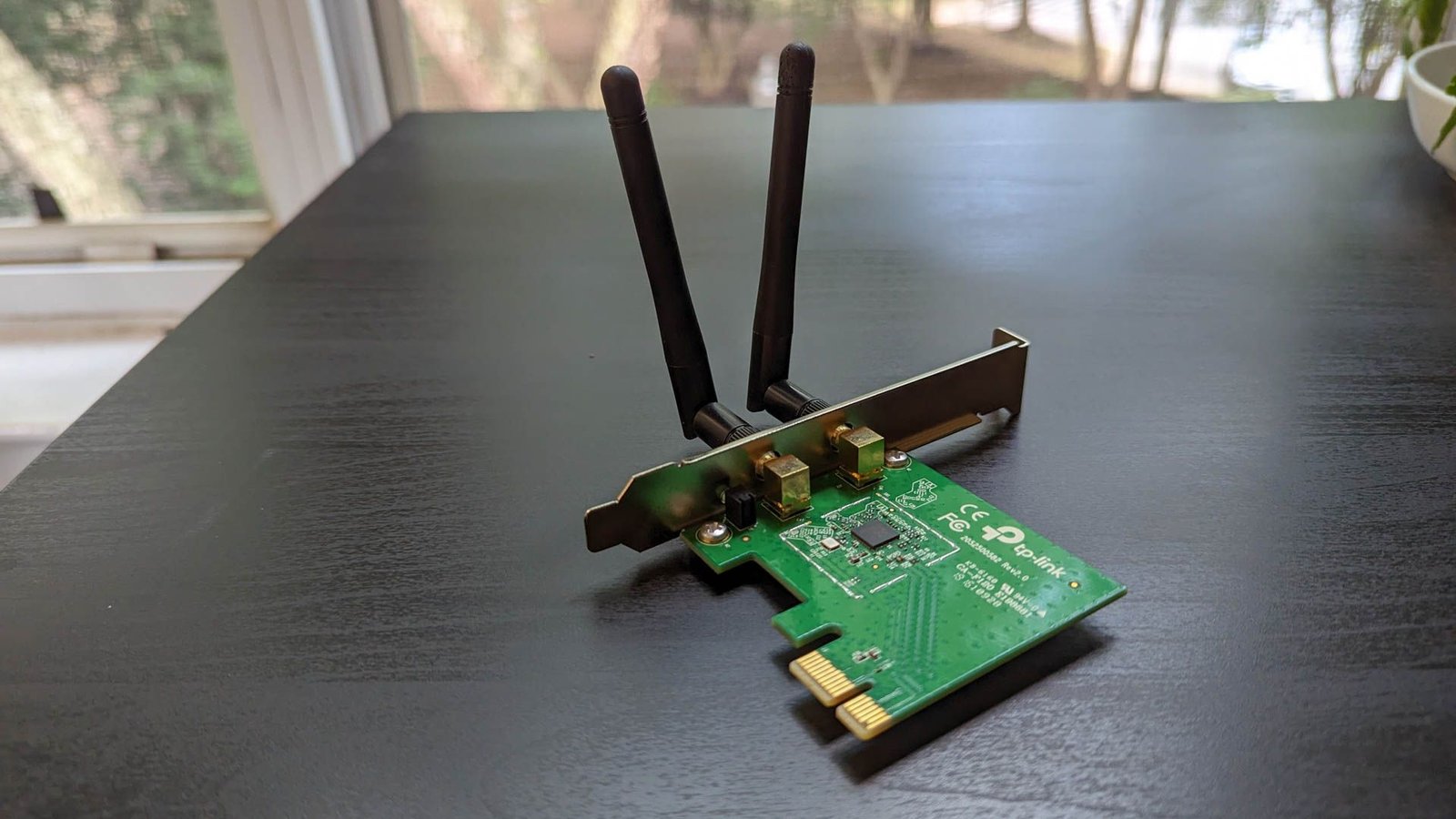 Carte Wifi TP Link sur un bureau.