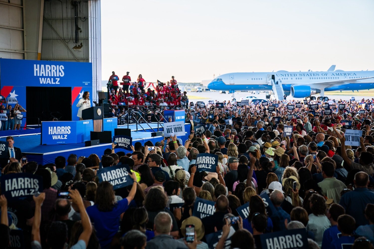 La vice-présidente Kamala Harris prononce un discours lors d'un événement de campagne au Signature Aviation Hangar à Detroit, MI, le mercredi 7 août 2024.