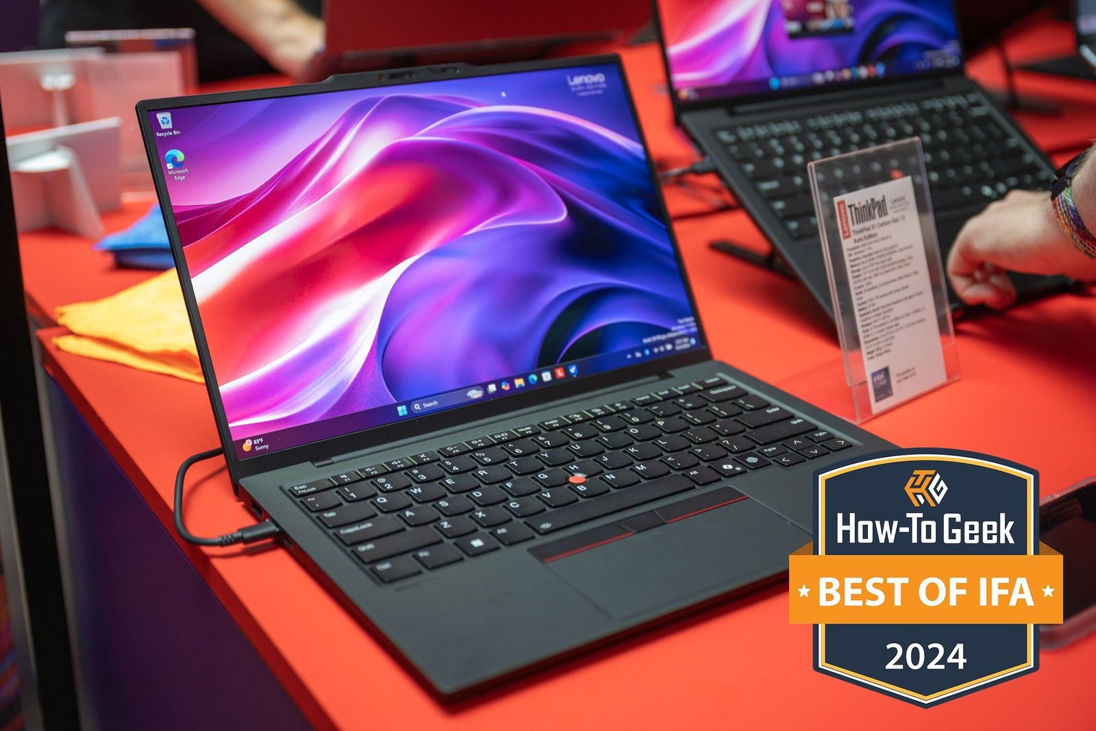 Lenovo ThinkPad X1 Carbon Gen 13 Aura Edition posé sur une table à l'IFA 2024.