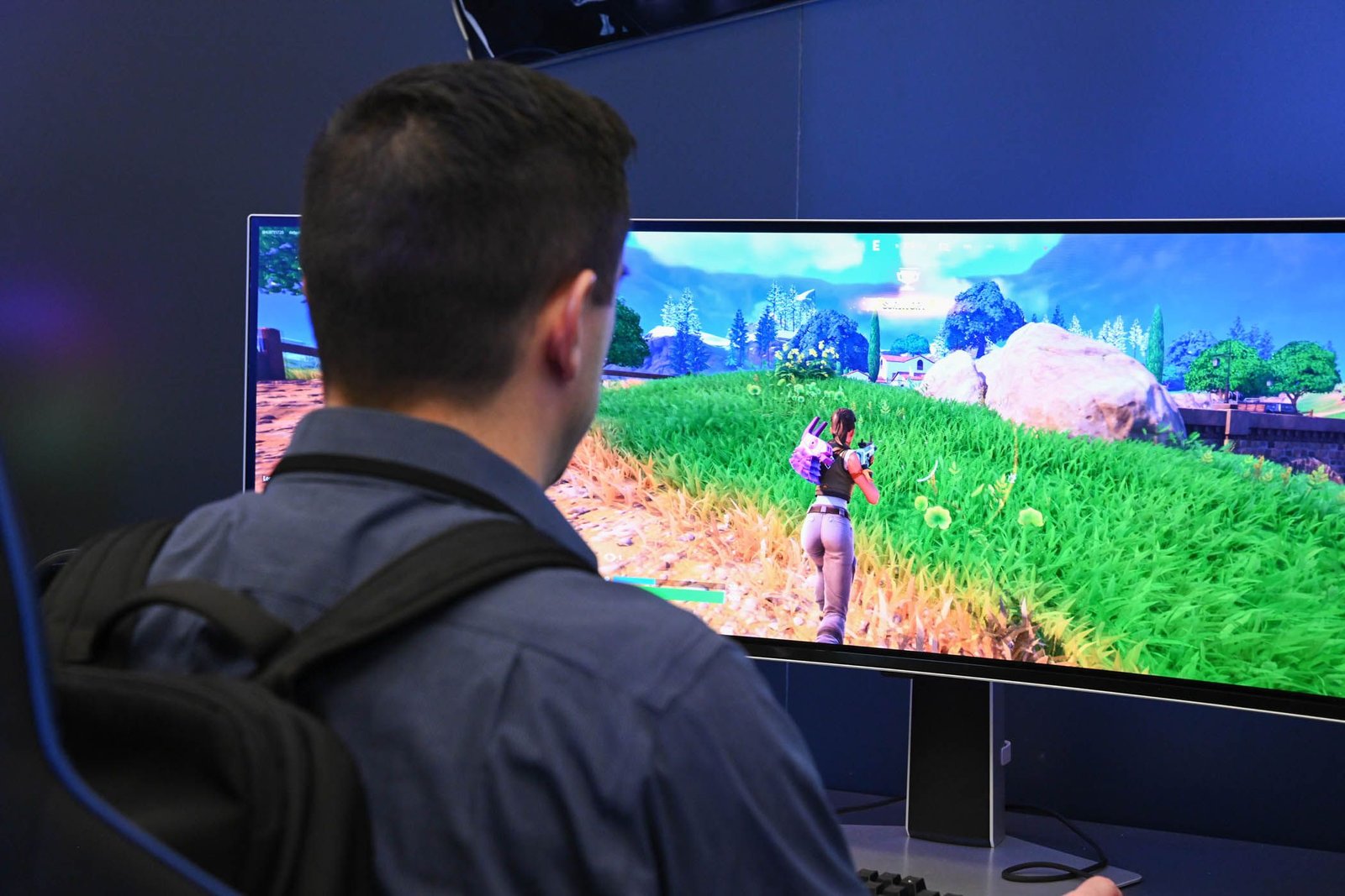 Personne jouant à Fortnite sur un moniteur incurvé Samsung Odyssey au CES 2024.