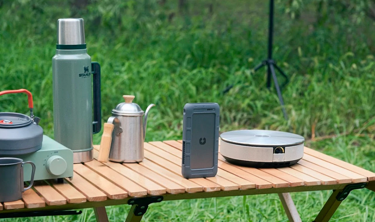 NAS portable UnifyDrive UT2 sur une table de camping
