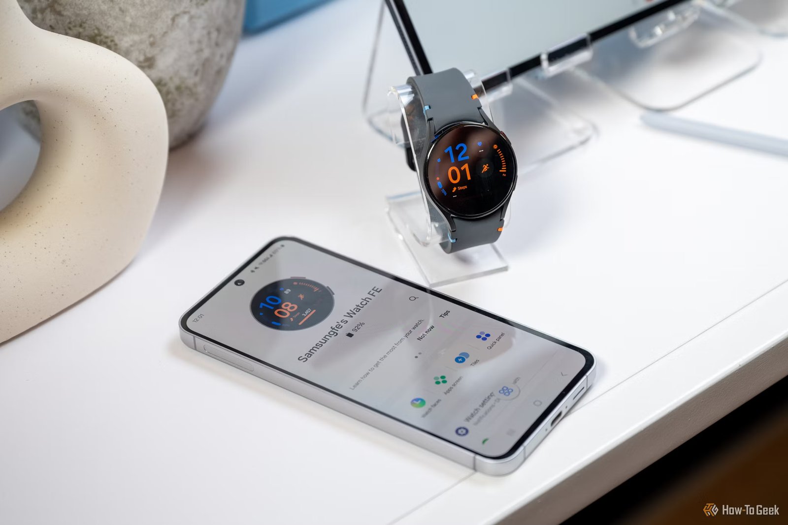 Samsung Galaxy S24 FE connecté à la Galaxy Watch LTE