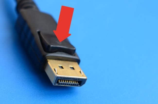 Appuyez sur le bouton de déverrouillage du connecteur du câble DisplayPort.