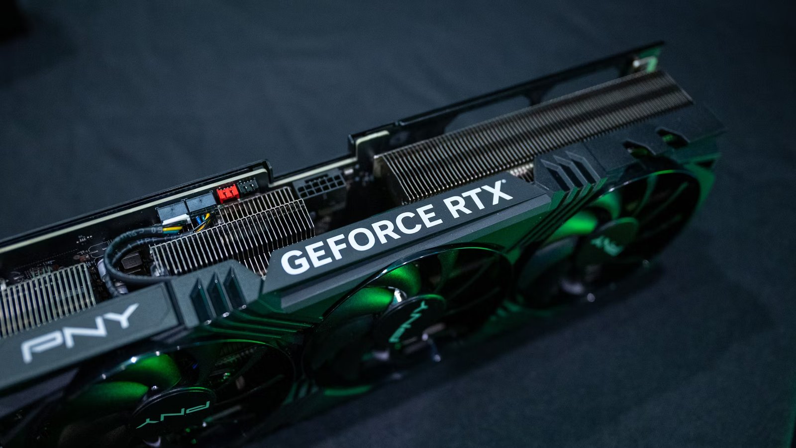 Logo Nvidia GeForce RTX sur un GPU de jeu 4070 Ti