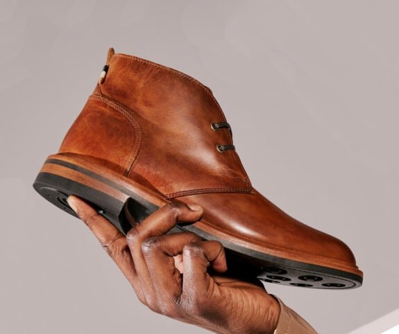 Main tenant la botte Chukka résistante aux intempéries Allen Edmonds Chandler