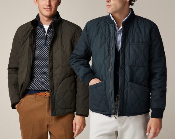 Deux hommes portant des vestes Sussex et Flight Style matelassées J. Crew