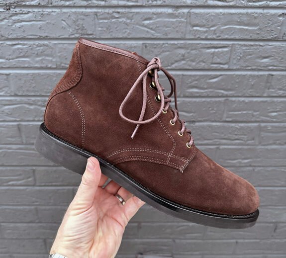 Main tenant des bottes J. Crew Field en daim marron