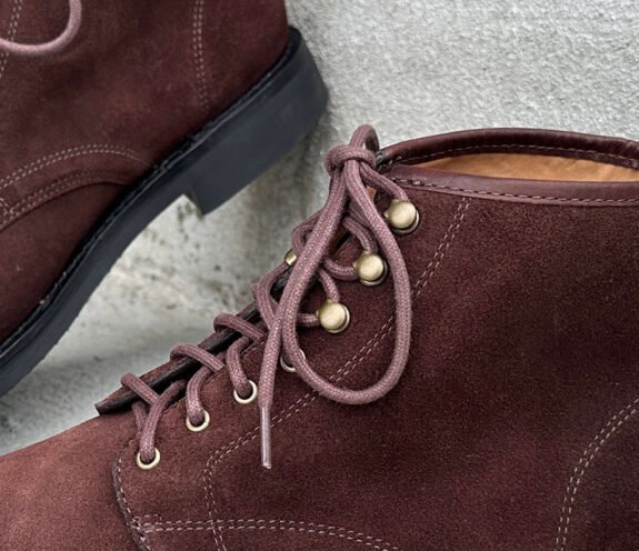 Photo rapprochée des bottes J. Crew Field en daim marron