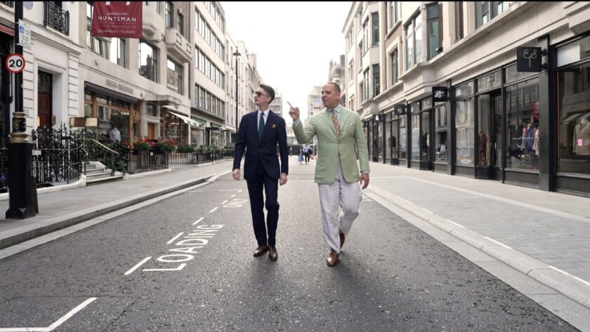 Raphael et Jack marchant dans une rue de Londres, Angleterre