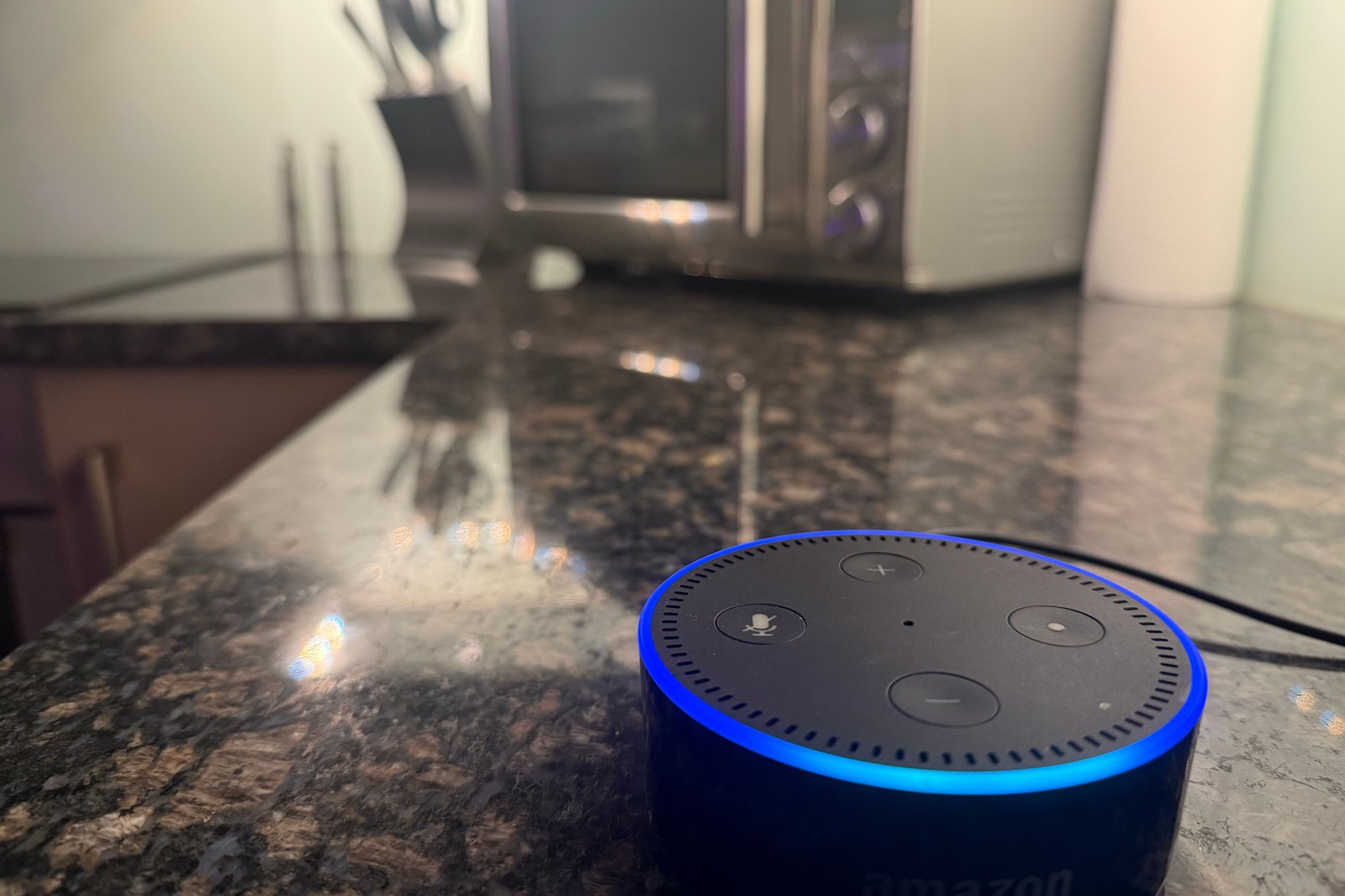 Une enceinte Amazon Echo Dot dans une cuisine.