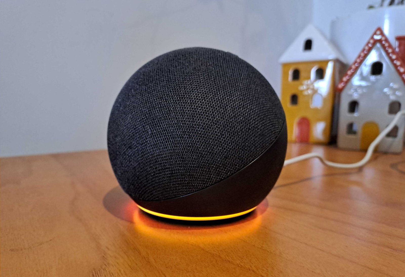 Photo du haut-parleur Echo avec lumière orange.