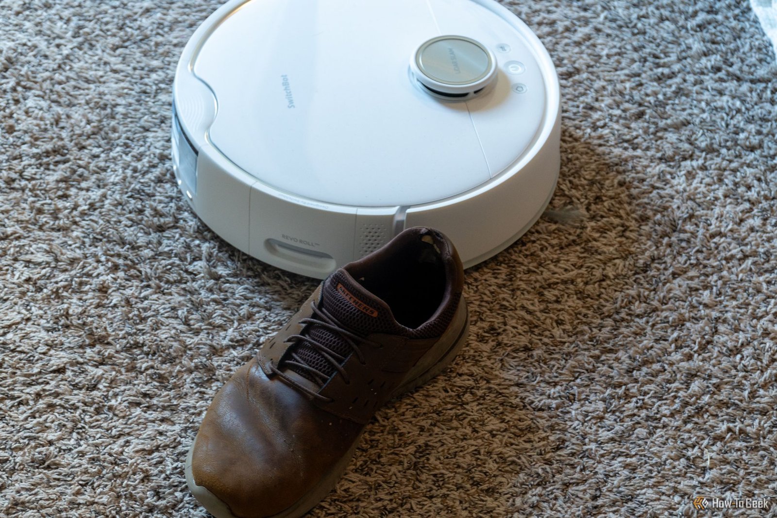 SwitchBot S10 Robot Aspirateur Détection d'objets AI se déplaçant autour de la chaussure