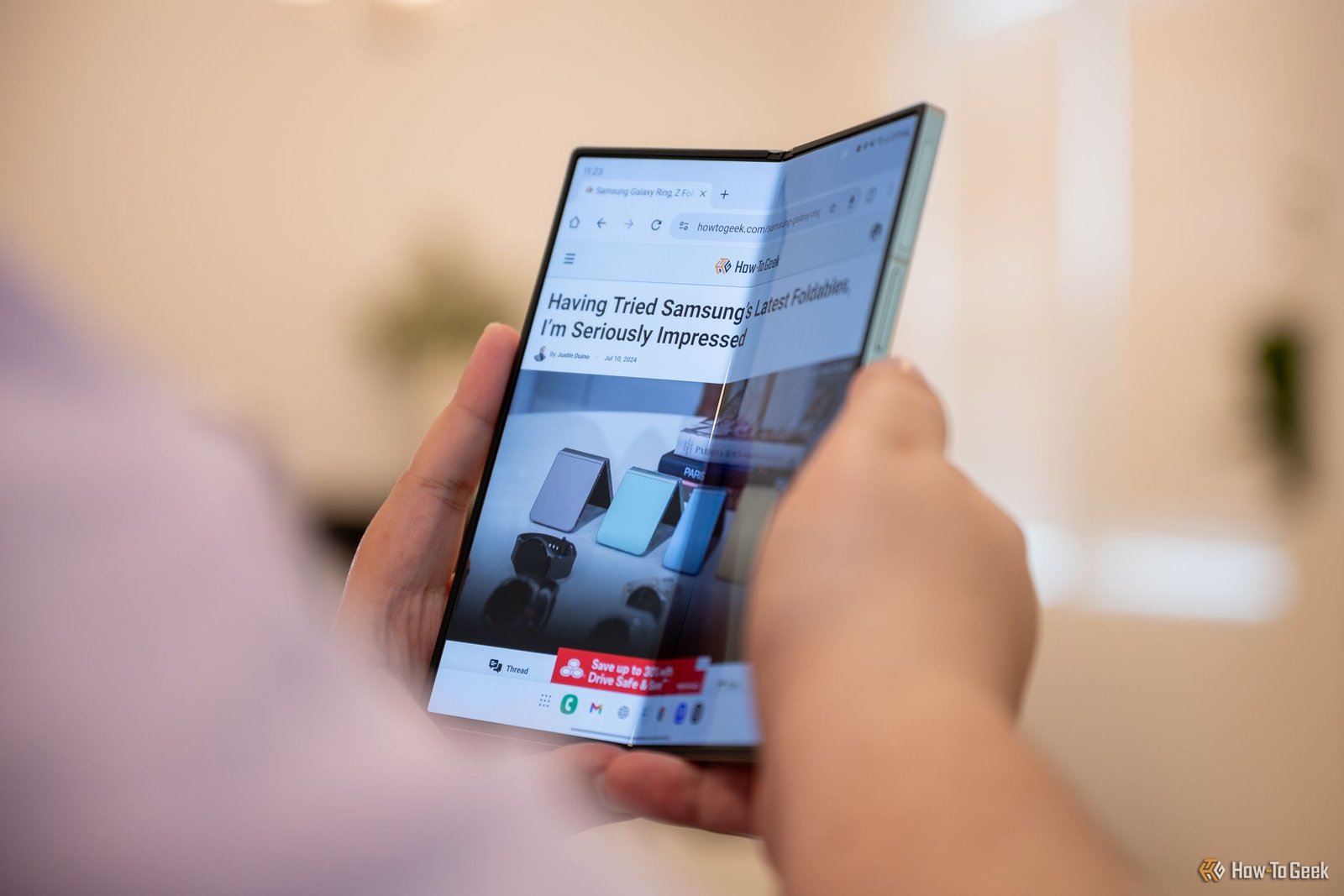 Personne tenant le Samsung Galaxy Z Fold 6 légèrement plié