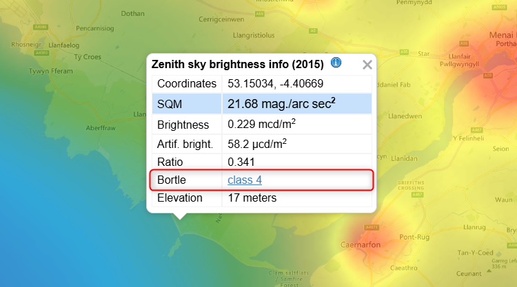 Le score de classe Bortle sur LightPollutionMap.info pour un emplacement dans le nord du Pays de Galles est affiché.