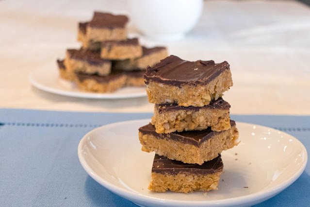 Comment faire des barres de beurre d'arachide au chocolat sans cuisson croustillantes!