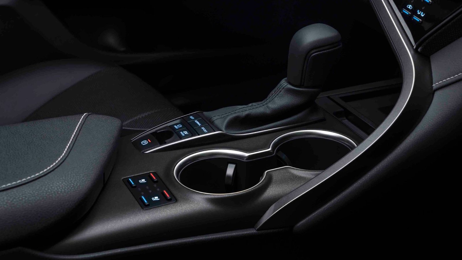 Gros plan de 2022 Toyota Camry E-CVT Gear Shifter.