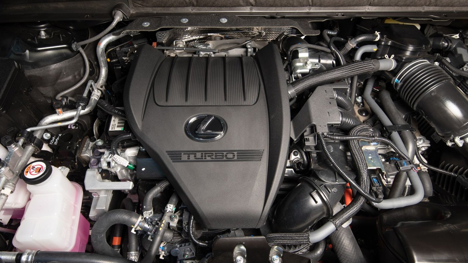 Tiche du baie moteur d'une Lexus 500h en 2025 