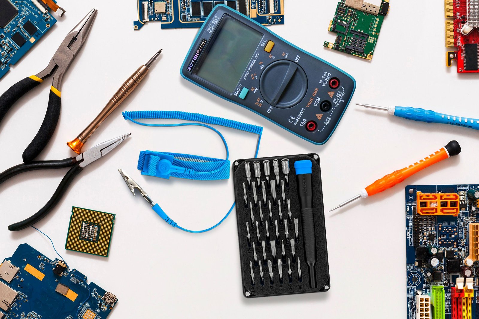 Outils de réparation de PC sur une surface.