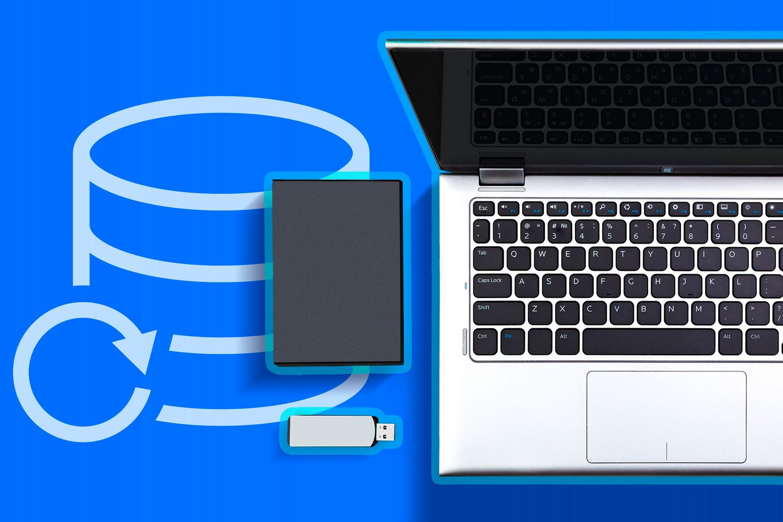 Un ordinateur portable avec un lecteur USB et un disque dur externe à côté de lui et une icône de sauvegarde.