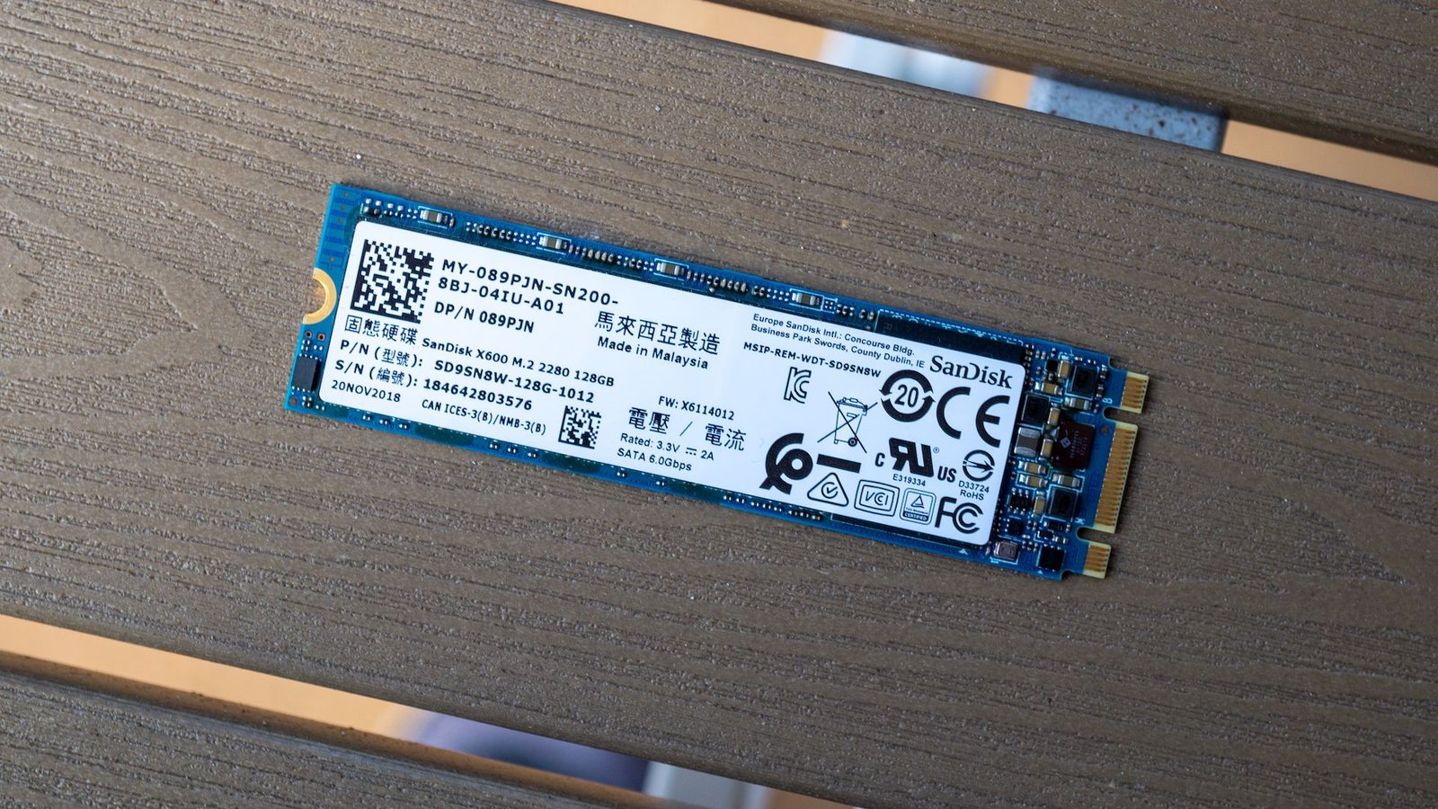 Un SSD NVME sur une table. 