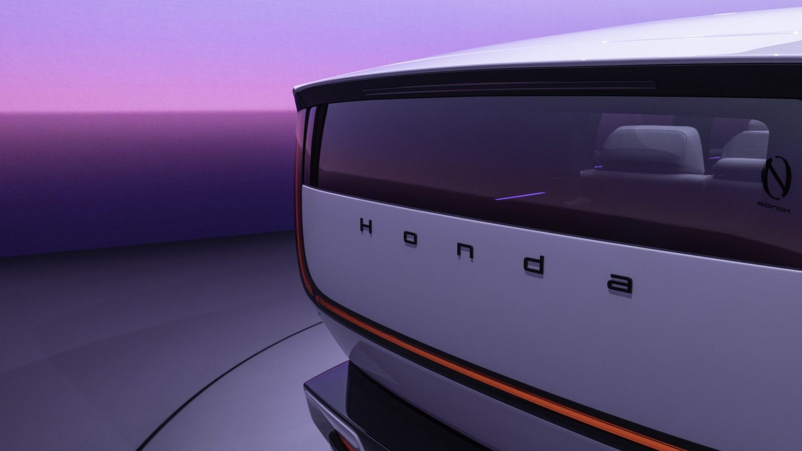 Gros plan de l'arrière d'un prototype Honda 0 SUV