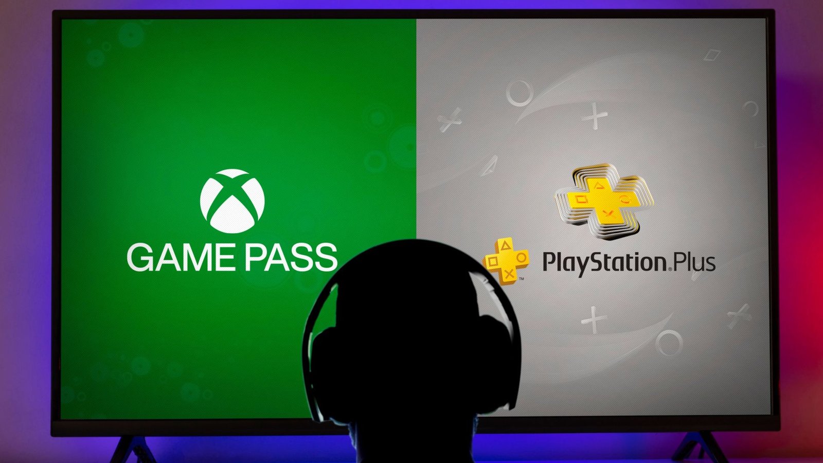 Personne de silhouetted regardant Xbox Game Pass et PlayStation Plus Logos sur un grand écran de télévision.