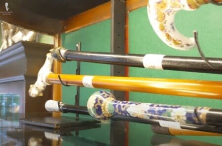 différentes cannes affichées dans les antiquités allemandes de Michael