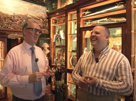 Raphael rit en entendant l'histoire pourquoi les messieurs anglais refusent d'utiliser des parapluies à l'époque