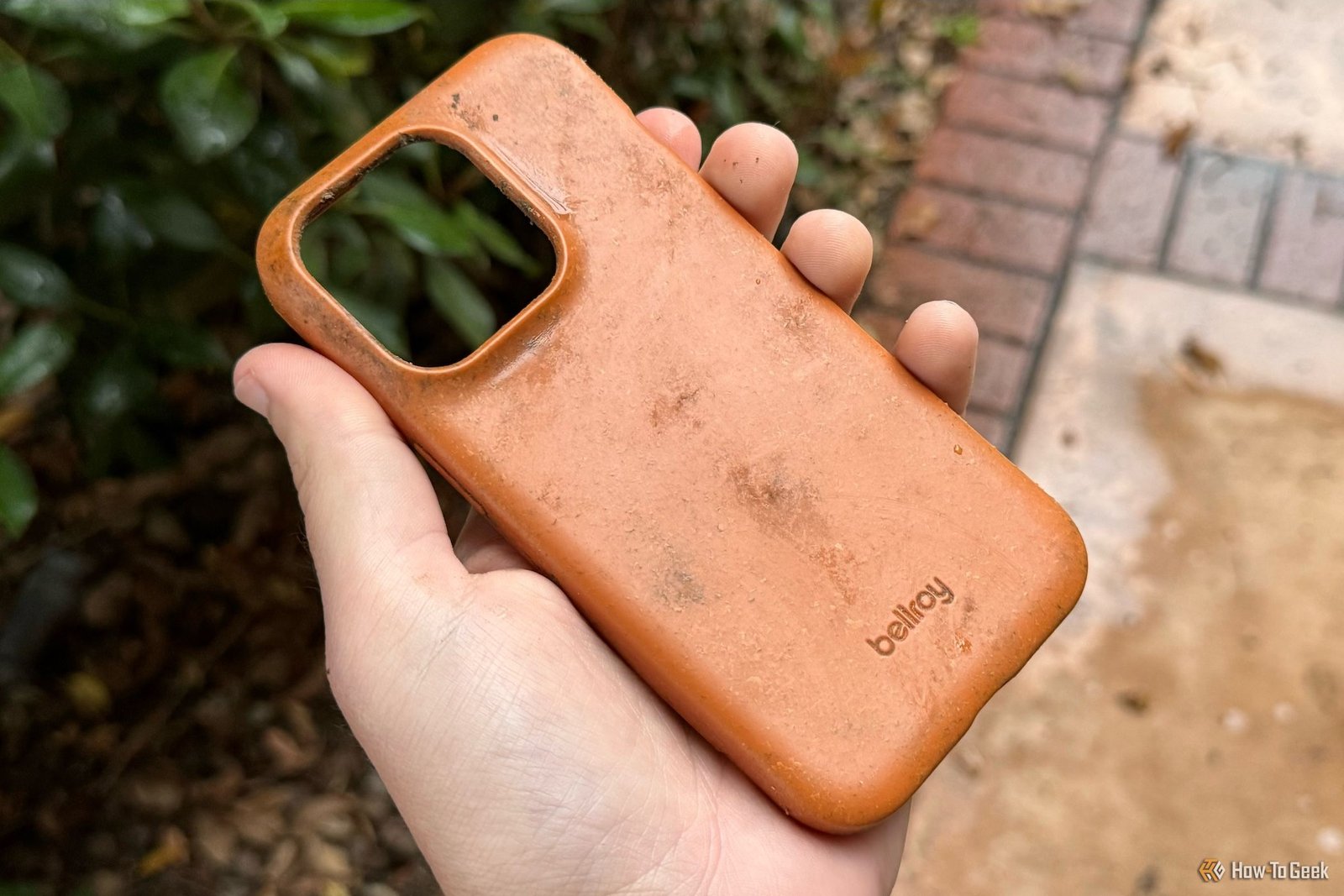 Bellroy Bio Phone Case détenue par une main humaine.